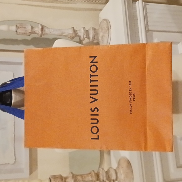 Louis Vuitton - Picture 4 of 5